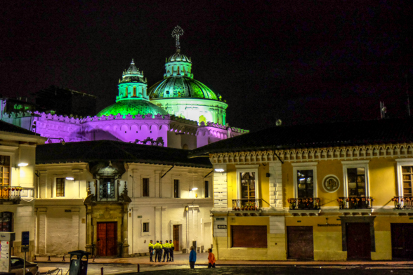 Quito, Plaza de San Francisco, La Iglesia de la Compañía de Jesús
